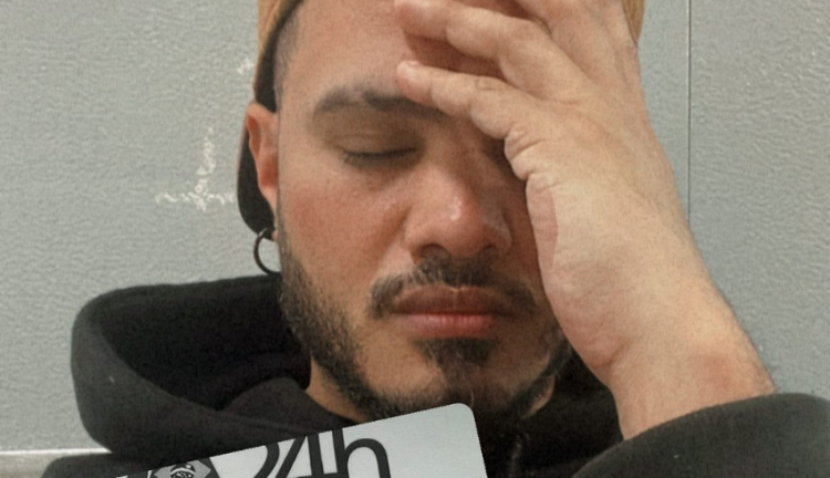 Marcelo Manso com a mão na cabeça