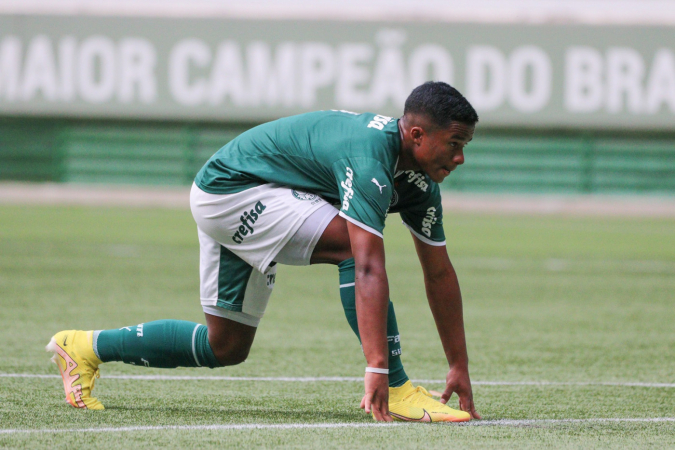Endrick durante partida do Palmeiras sub-20