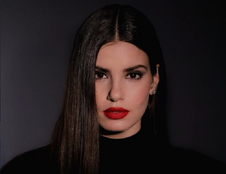 Camila Queiroz em ensaio fotográfico