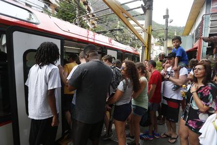 Passageiros embarcam no trenzinho