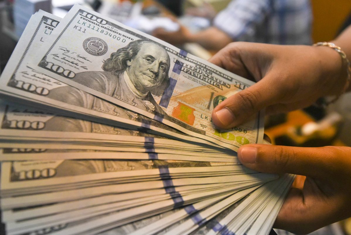 Dólar opera em alta, acima de R$ 5,20