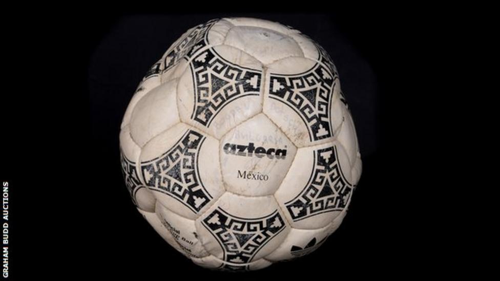 Bola do gol de mão de Maradona em 1986 vai a leilão por R$ 17 milhões | Placar Bola do gol de mão de Maradona em 1986 vai a leilão por R$ 17 milhões | Placar