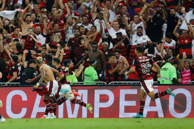 Jogadores do Flamengo comemoram título com a torcida
