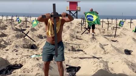Ataque durante protesto contra as ações do governo na pandemia do Coronavírus nas areias da praia de Copacabana