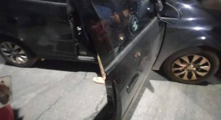 Marcas de tiros no vidro do carro