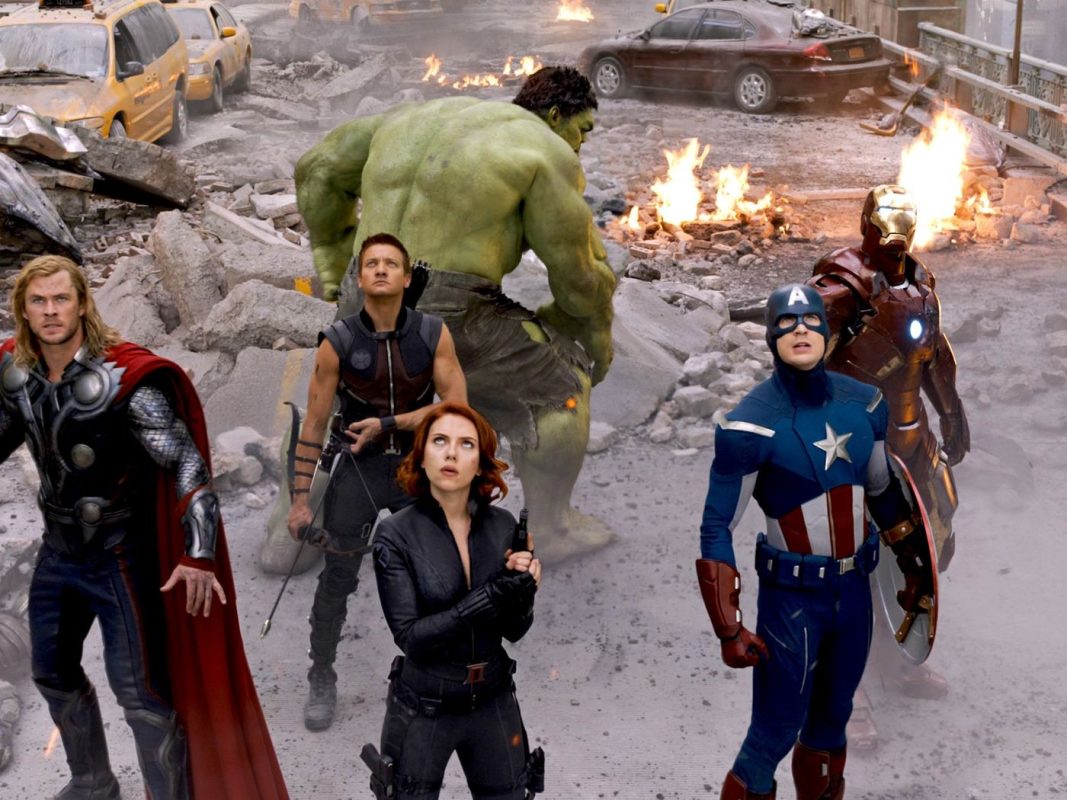 #NemTodoHeróiUsaCapa: Atores de 'Vingadores' pedem que fãs votem no 2º turno das eleições no Brasil