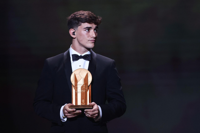 Gavi, do Barcelona, recebendo o Troféu Kopa, durante a cerimônia da Bola de Ouro