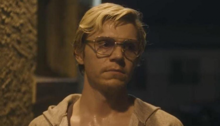 Evan Peters como Jeffrey Dahmer