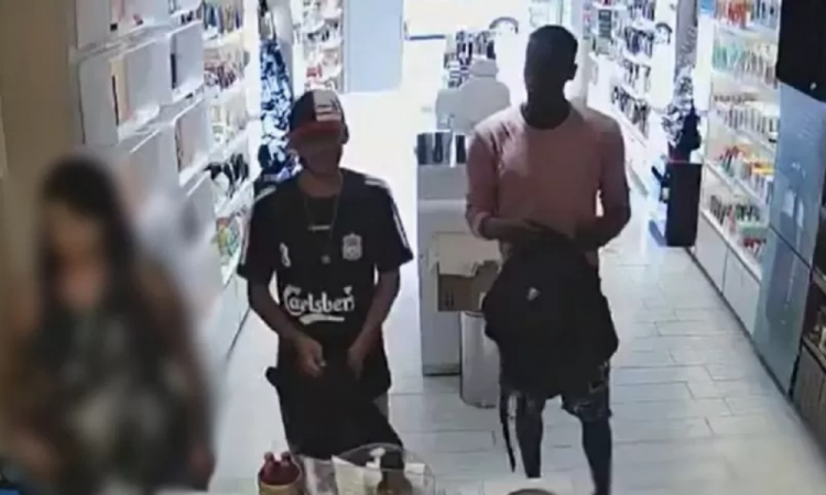 Dupla entra em loja de cosméticos em BH