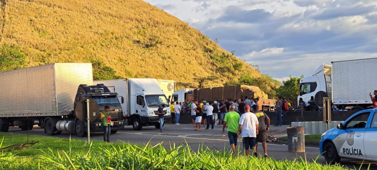 CCR cria plano de contingência para que motoristas 'presos' no congestionamento na Via Dutra, no RJ, possam retornar