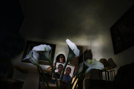 RI Rio de Janeiro (RJ) 23/01/2019 - Elizabeth Paulino, mãe de meninos assassinados no Via Show com retratos dos dois filhos. Foto: Antonio Scorza / Agencia O Globo