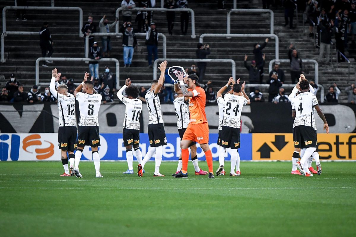 Jogadores do Corinthians aplaudem torcida após vitória contra o Bahia