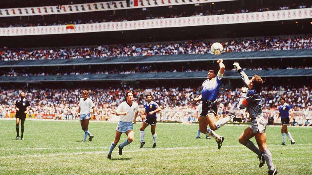maradona-gol-de-mao-copa1986-original.jpeg Maradona marcando o antológico gol com a mão na Copa de 1986 -