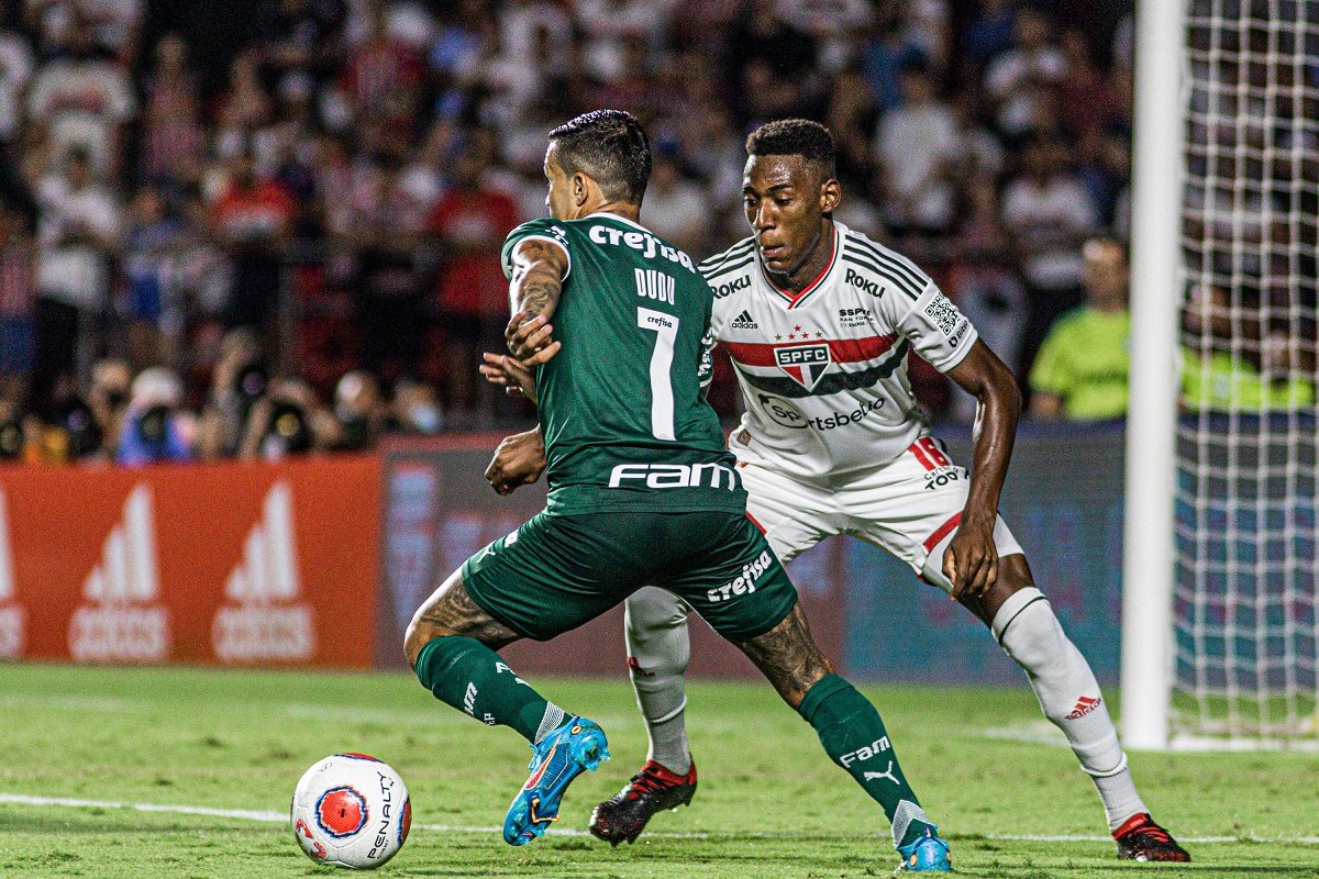 Léo marca Dudu durante clássico entre São Paulo e Palmeiras, pela fase de grupos do Paulistão 2022
