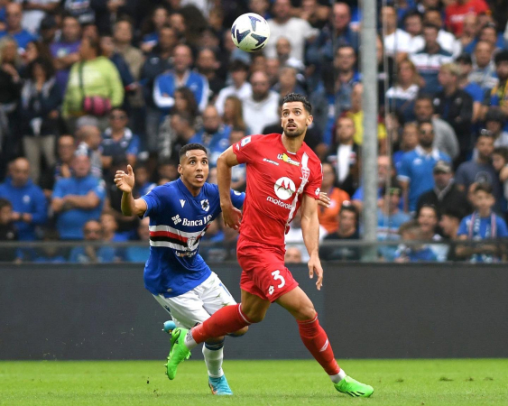 Pablo Marí (à direita) durante partida do Monza, da Itália