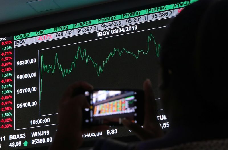 Ibovespa fecha em forte alta após 1º turno apertado e Congresso mais centro-direita