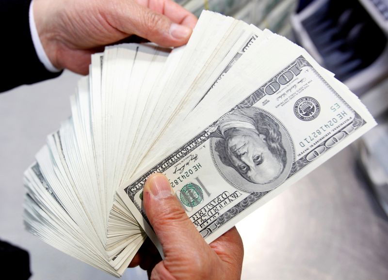 Dólar devolve perdas ante real com ajuste e noticiário eleitoral em foco