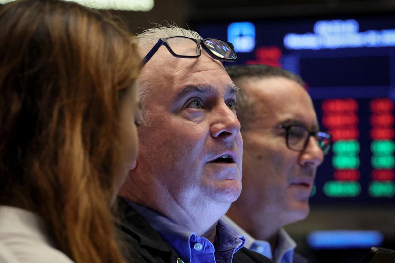 Wall Street fecha em alta após dados alimentarem esperança de Fed menos agressivo