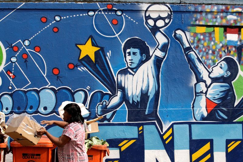 Bola do gol “Mão de Deus” de Maradona deve arrecadar ao menos US,8 mi em leilão