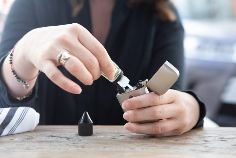 Entidades ligam cigarros eletrônicos aos primeiros passos do câncer e pedem proibição de sabores