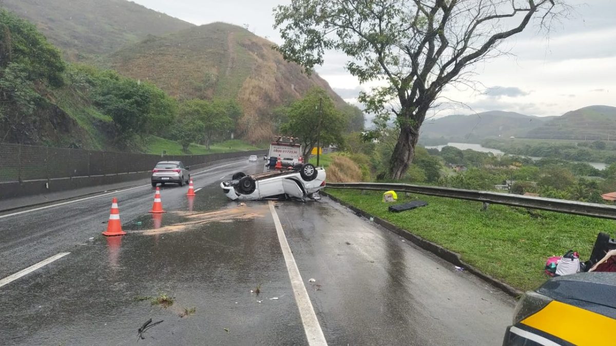 Carro capota na Via Dutra, em Barra Mansa; mãe e filha ficam feridas