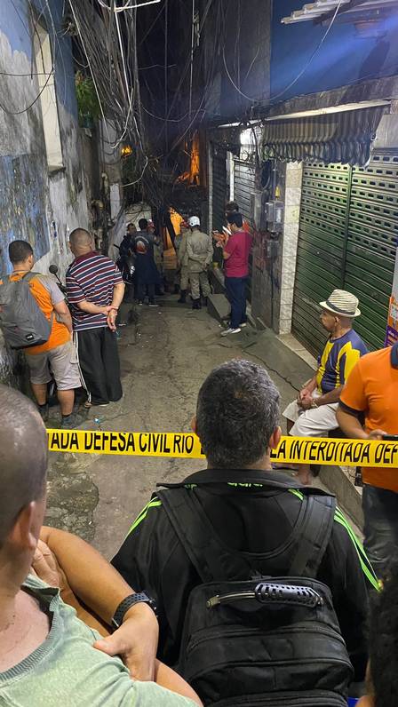 Prédio onde vivem 30 famílias é interditado na Rocinha, na Zona Sul