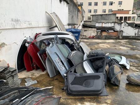 Polícia fecha oficina na Zona Norte do Rio e prende dois suspeitos por desmanche de carros roubados