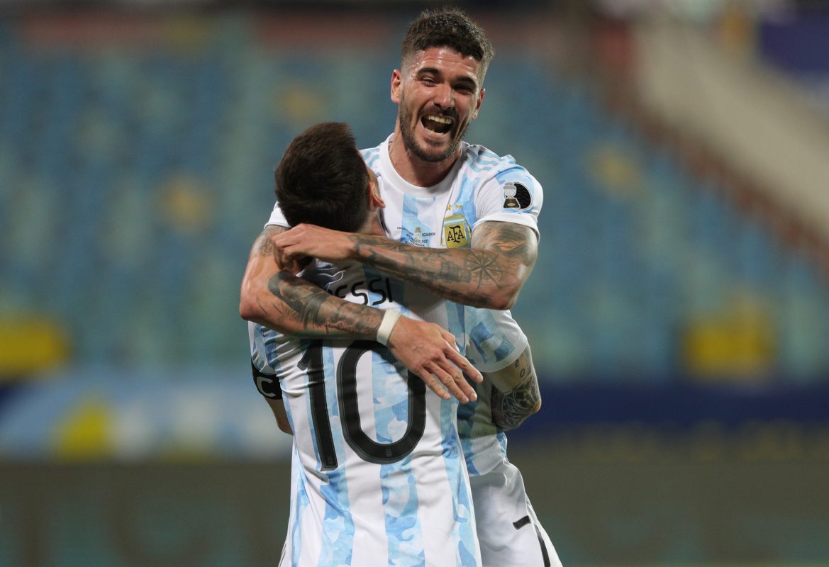 Rodrigo De Paul abraça Messi na conquista da Copa América