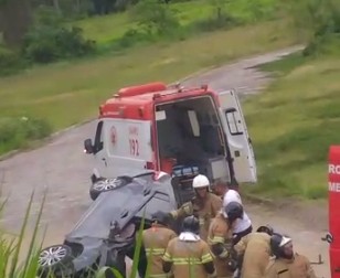 Homem morre e outro fica ferido em acidente entre dois carros em Barra Mansa