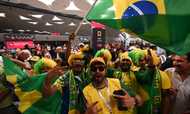 Torcida brasileira no metrô em Doha no Catar