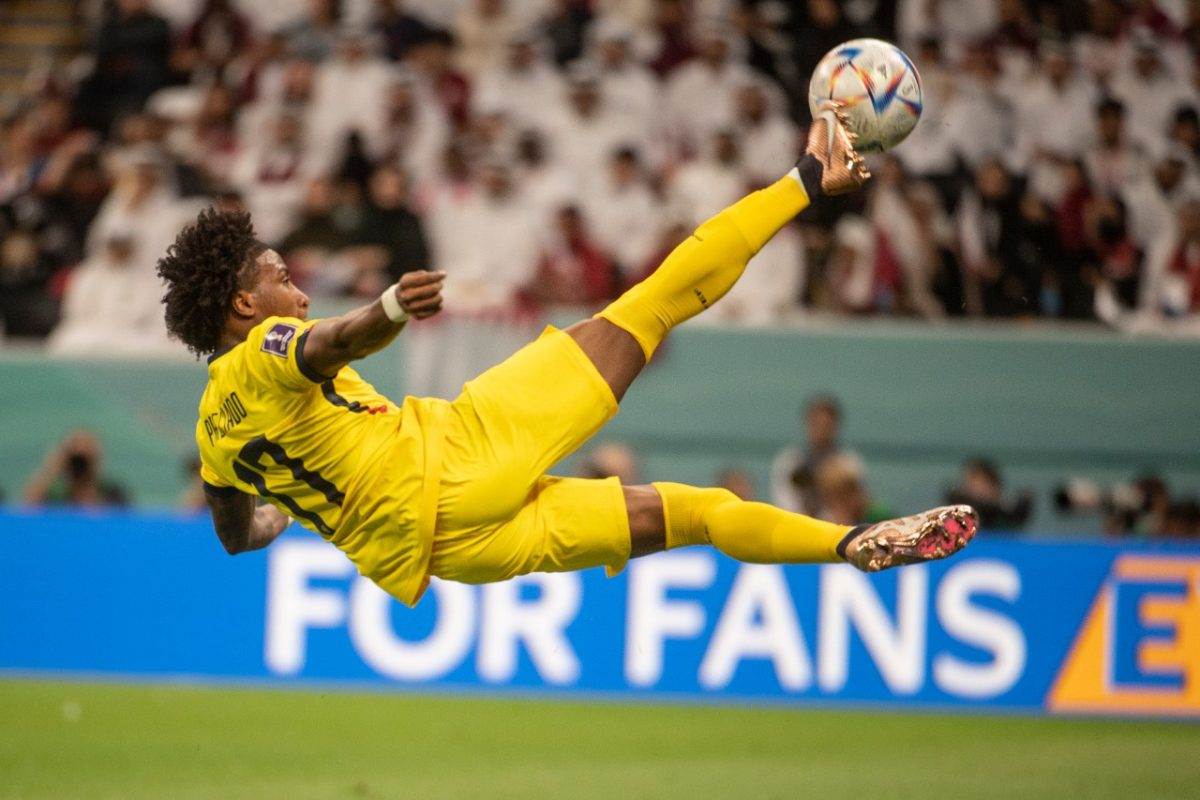 Ángelo Preciado, do Equador, durante a estreia diante do Catar