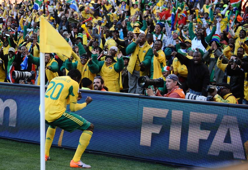 O zagueiro Bongani Khumalo comemora com a torcida o primeiro gol da África do Sul na partida contra a França. O jogo da primeira fase foi 2 a 1 para os sul-africanos