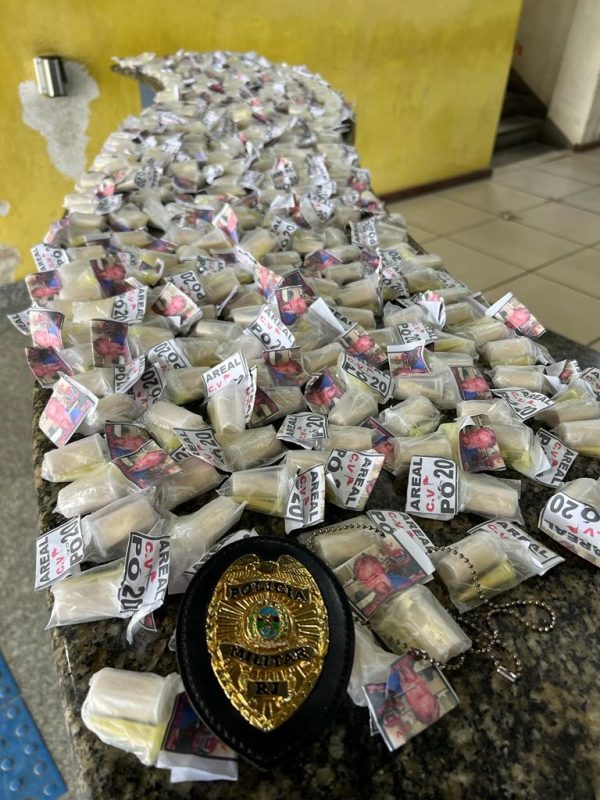 Adolescente é apreendida com mais de 650 cápsulas de cocaína em Angra dos Reis