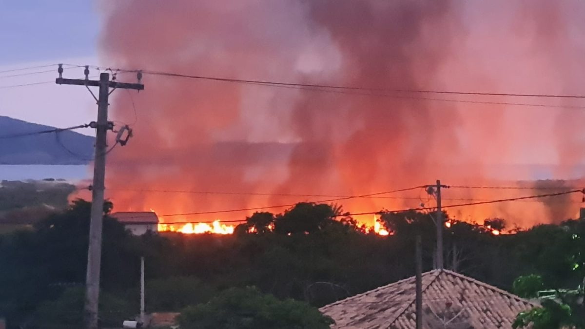 Incêndio de grandes proporções atinge vegetação perto da Praia do Peró, em Cabo Frio