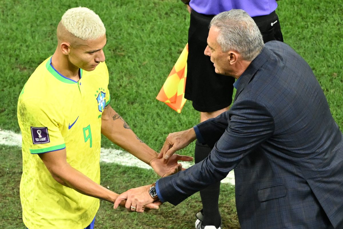 Richarlison e Tite durante a partida contra a Croácia