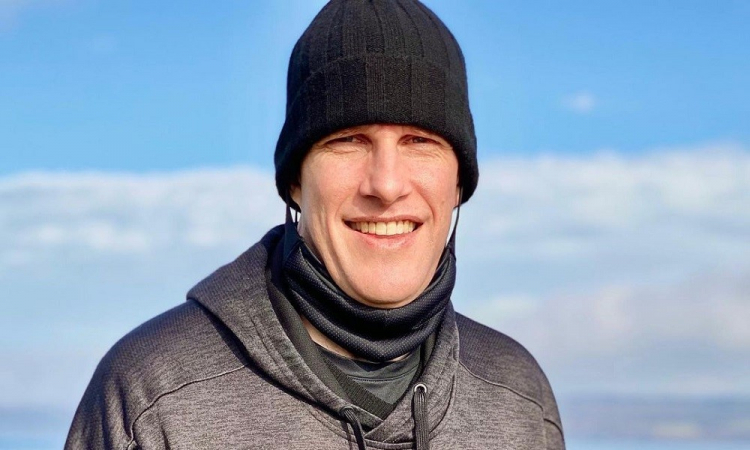O jornalista americano Grant Wahl, homem branco, entre 40 e 50 anso, de gorro preto e blusa cinza