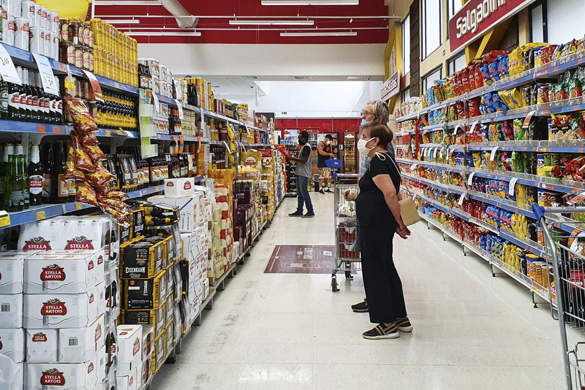 INCERTEZA - Consumo menor: o comércio segue em ritmo modesto -