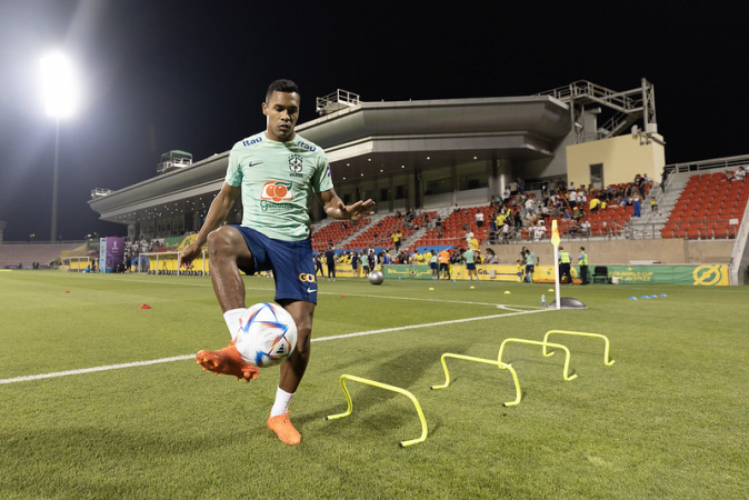 Alex Sandro em treino da Seleção Brasileira no CT em Doha