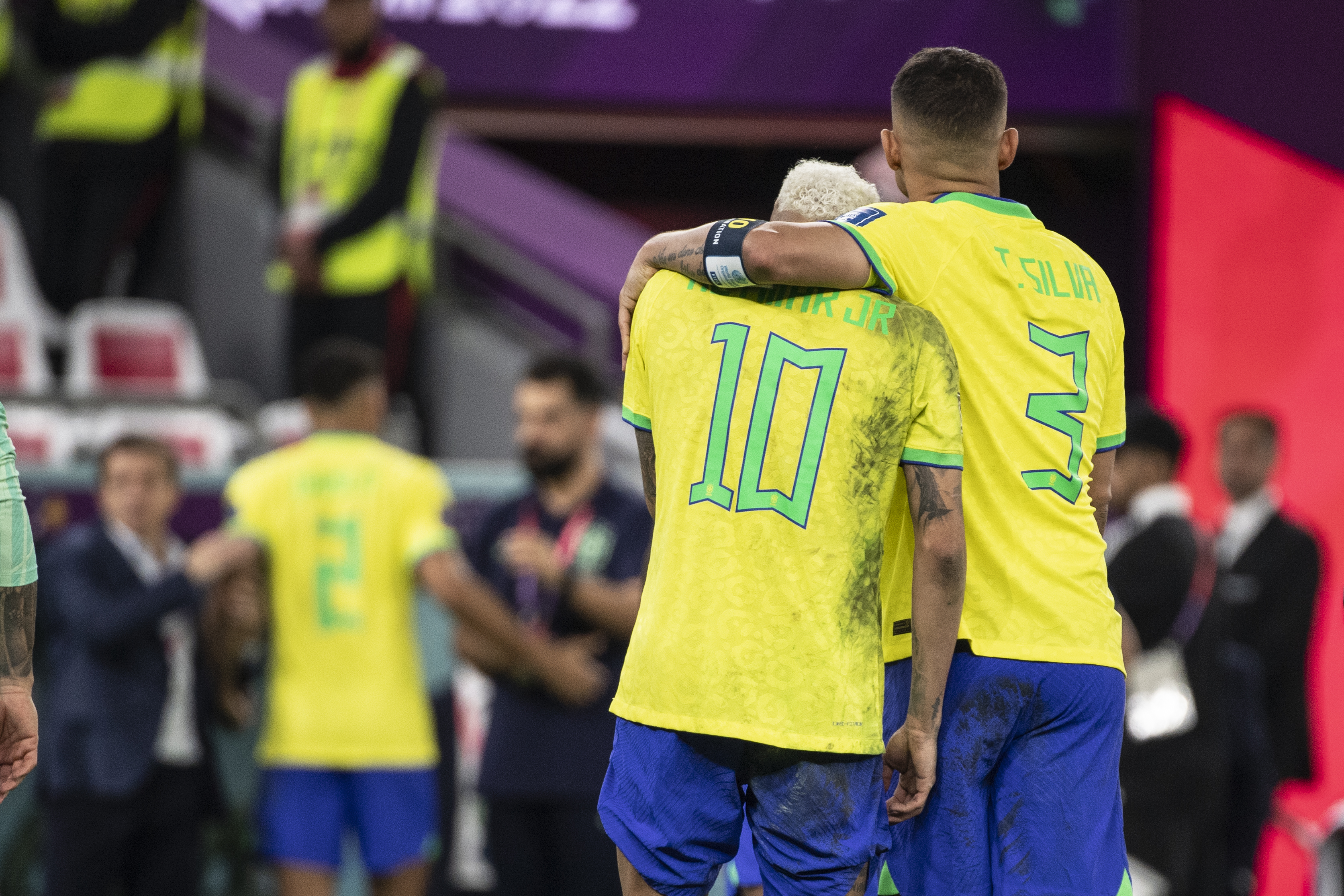 Neymar e Thiago Silva lamentam eliminação na Copa -