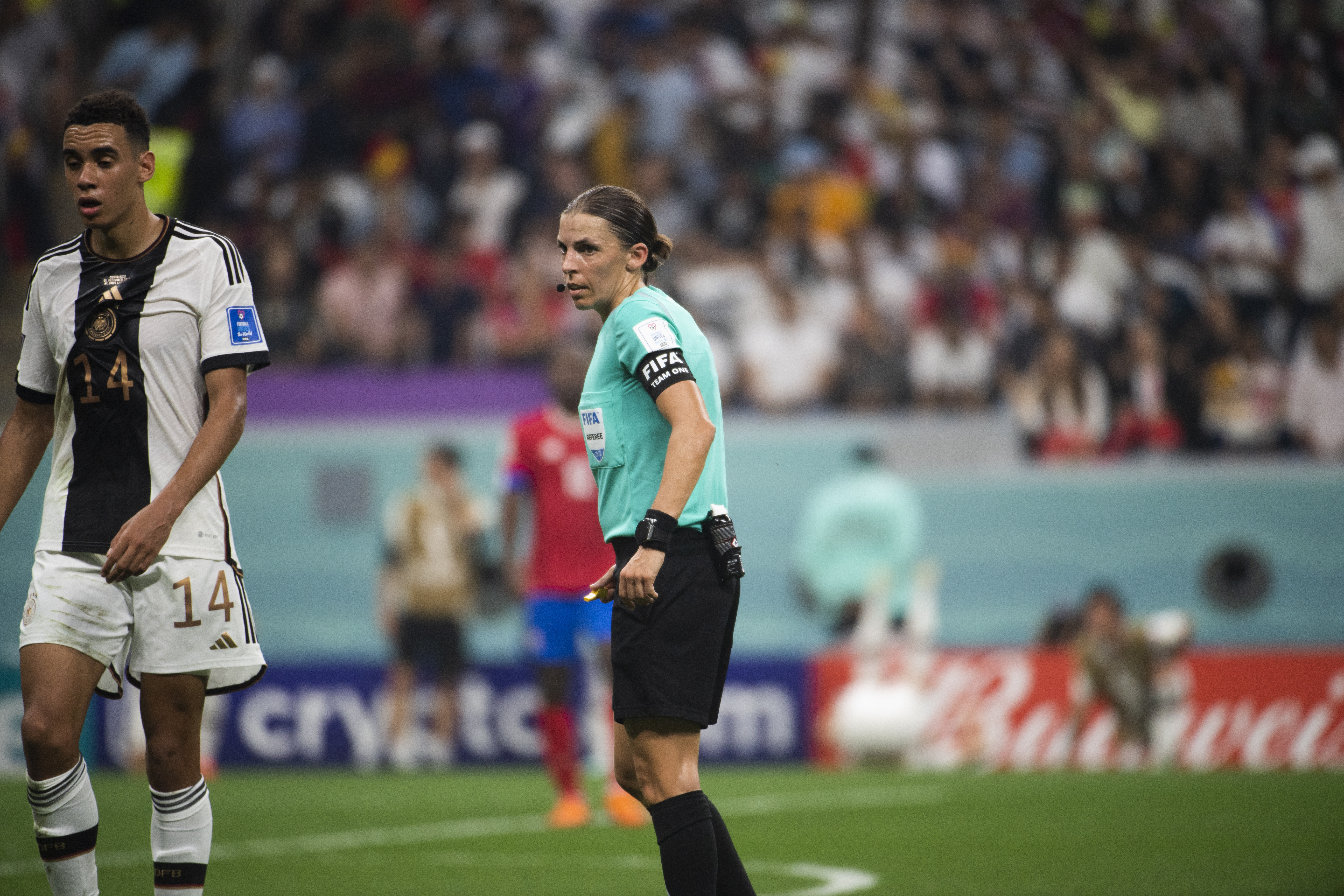 Stephanie Frappart liderou o trio de arbitragem feminino em Alemanha e Costa Rica -