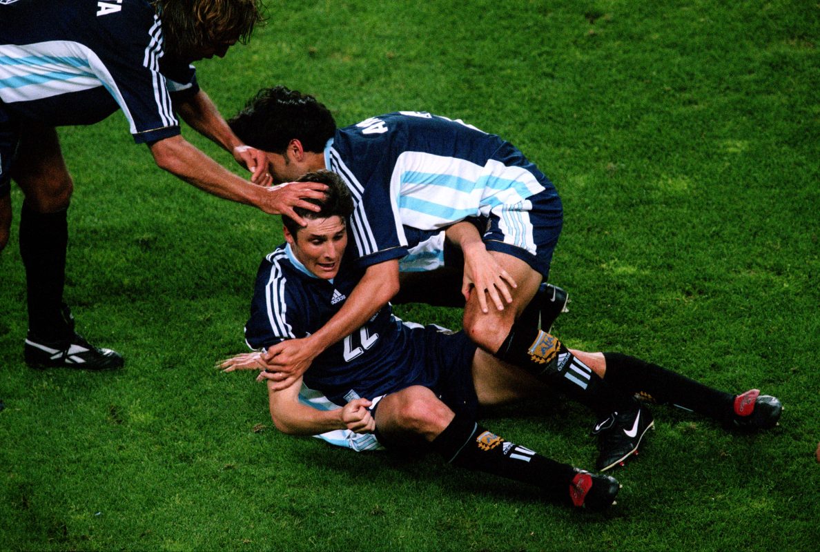 Argentina v England Em 1998, a sorte sorriu para os argentinos: um histórico gol marcado por Javier Zanetti -