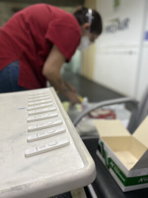Afegãos acampados no aeroporto de SP recebem 800 testes de Covid