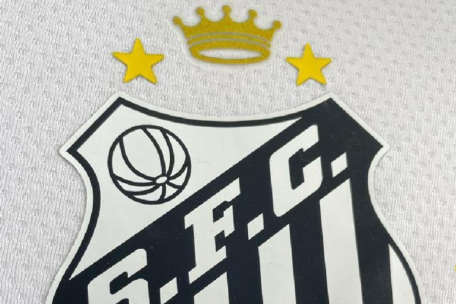 Santos divulga camisa com coroa dourada em homenagem ao rei Pelé