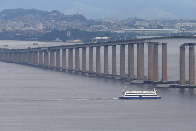 Barca próxima à ponte Rio-Niterói