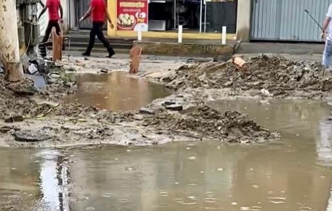 Chuva em Búzios, RJ, causa prejuízos e deixa famílias desalojadas