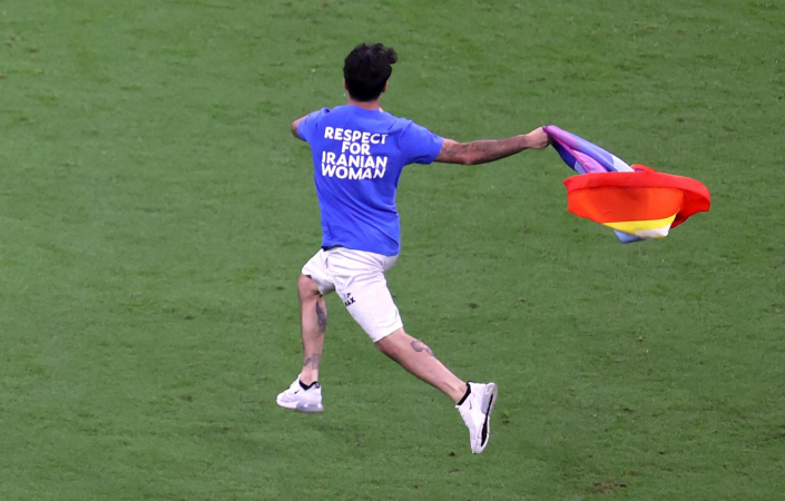 manifestante entra com bandeira LGBT no gramado