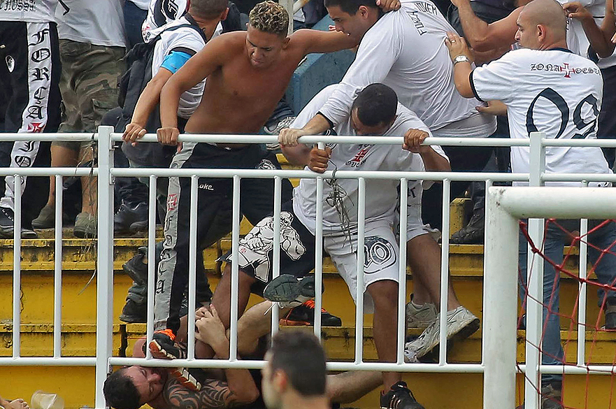 Torcedor do Atlético PR é espancando por vascaínos durante briga entre as torcidas em partida válida pela última rodada do Campeonato Brasileiro 2013 no Estádio Arena Joinville