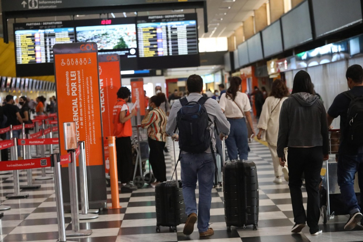 Movimentação na área de despacho de bagagens do aeroporto de Congonhas