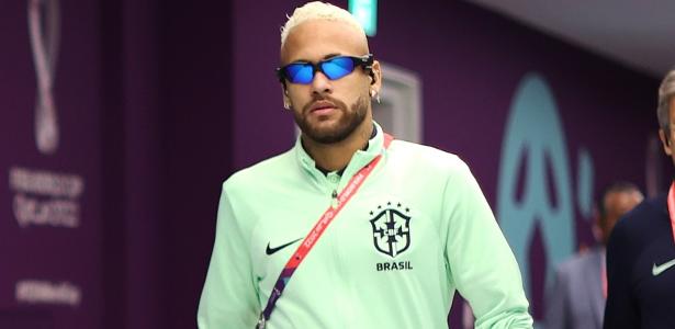 Neymar chega de óculos Juliet para jogo entre Brasil e Croácia