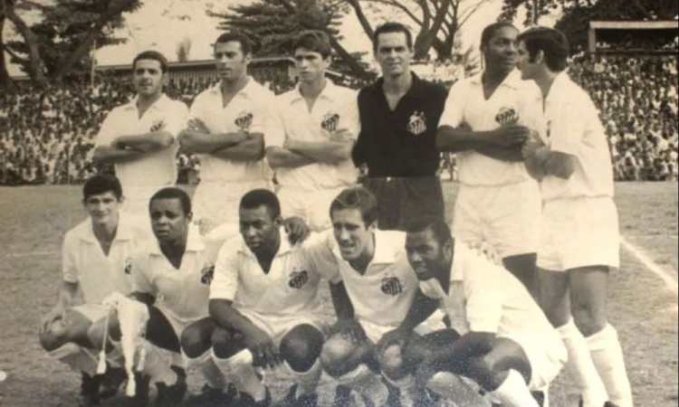 Jogadores perfilados em amistoso